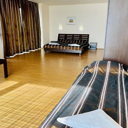 At The American's 호텔 3*