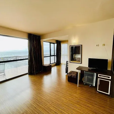 At The American's 3* 포마리