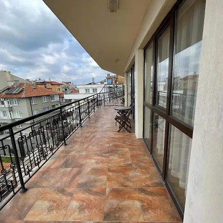 At The American's 호텔 3*