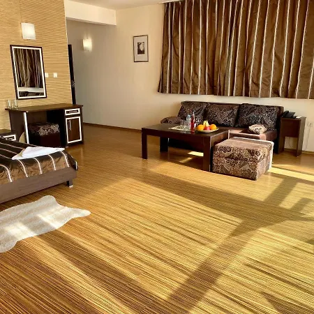 Hotel At The American's 3*