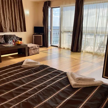 At The American's 3* 포마리