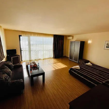 At The American's 3* 포마리