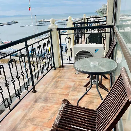 호텔 At The American's 포마리