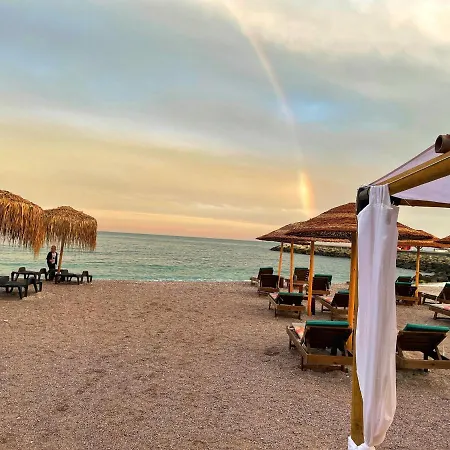 At The American's 3* 포마리